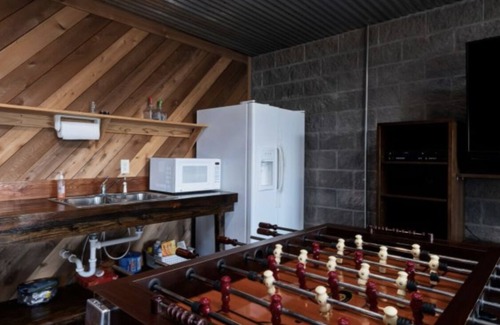 Tuscumbia House | Peace on Earth-4,000’ Log Cabin,210 acres,Jacuzzi & Game Room