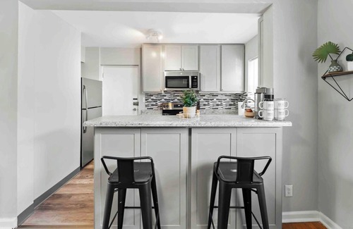 St. Louis Hills Apartment | Peace & Quiet In STL *Free Parking*