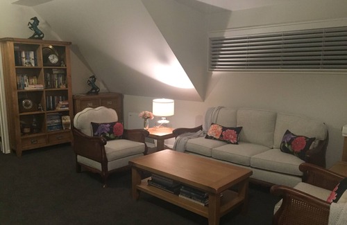 Bucklands Beach House | Peace & tranquility, one min from beach - large spacious living & 2 x Queen Beds