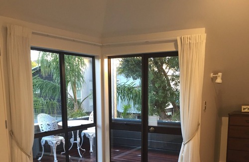 Bucklands Beach House | Peace & tranquility, one min from beach - large spacious living & 2 x Queen Beds