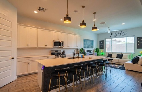 South Mountain House | Peaceful 1BR,Cal King Bed, Fast WiFi, Near ASU & Downtown Bikes + Workspace