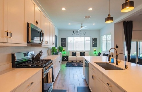 South Mountain House | Peaceful 1BR,Cal King Bed, Fast WiFi, Near ASU & Downtown Bikes + Workspace