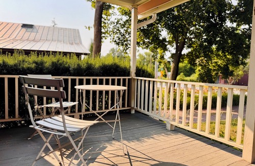 Shelburne Apartment | Peaceful 1BR ground floor with garden view - Simple, Stylish, Shelburne