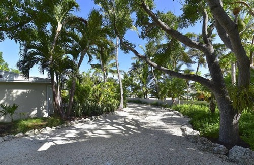 Islamorada House | Peaceful 2 Bedroom Oceanfront Cottage with Pool and Dock