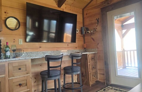 Franklin Cabin | Peaceful 2-bedroom Tiny Home Log Cabin in outskirts of Franklin. Pet Friendly!