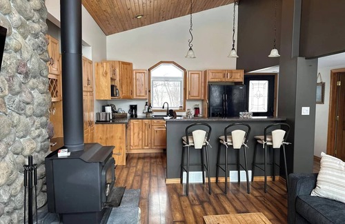 Petersfield Cottage | Peaceful 2-BR Waterfront Retreat. Lots of amenities ,AC,WiFi,and great fishing!