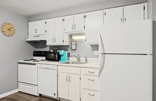 Sunnyland Apartment | Peaceful 2BD 10 mins from DT Peoria