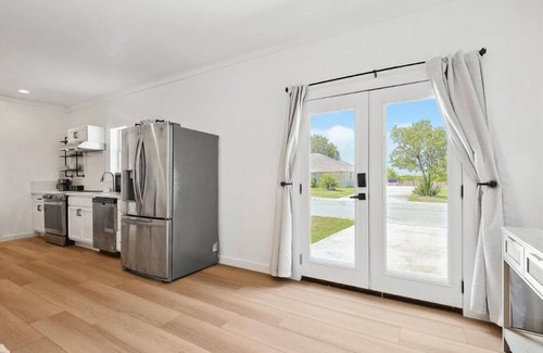 Denton House | Peaceful 2BR 1B Guest House with Hot Tub