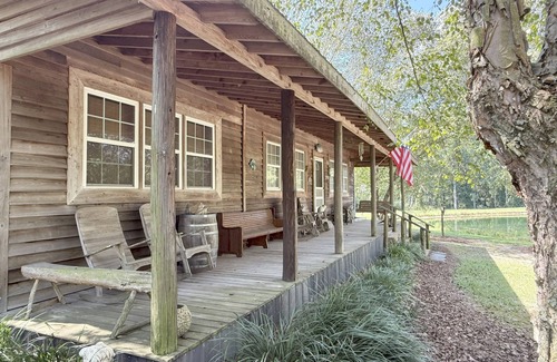 Tifton Cabin | Peaceful 2BR Cabin Retreat in Tifton-Shady Pondside Getaway on Quiet Dirt road