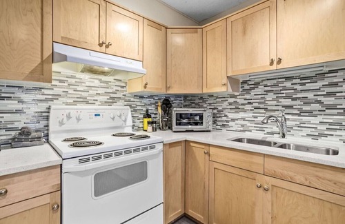 Cougar Creek Apartment | Peaceful 2BR for 8 w/Balcony, BBQ & Gym!