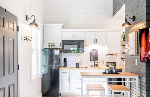 Rutland Cabin | Peaceful 2BR Forest Cabin Near Ark W/Fire Pit, Deck & Vaulted Ceilings