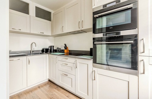 St. Leonard's Apartment | Peaceful 2BR MultiLVL apartment in Streatham