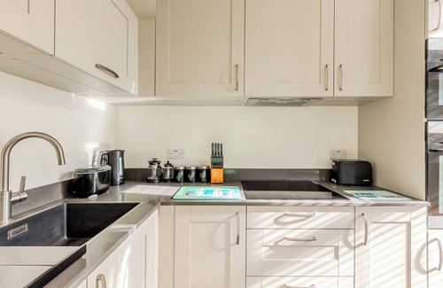 St. Leonard's Apartment | Peaceful 2BR MultiLVL apartment in Streatham