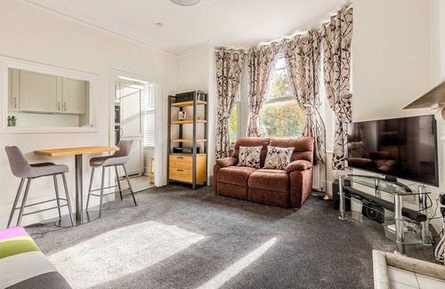 St. Leonard's Apartment | Peaceful 2BR MultiLVL apartment in Streatham