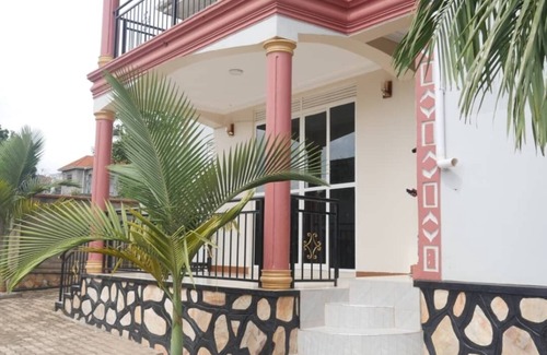Kitende Apartment | Peaceful 3-bedroom apartment with WiFi in Kitende