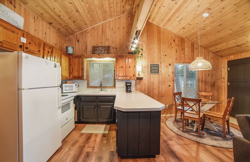 Hale Cottage | Peaceful 3-Bedroom Getaway on Loon Lake – Paddle, Hike, Unwind