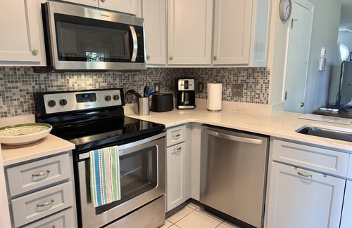 Mount Pleasant House | Peaceful 3 BR Cottage halfway between sandy beaches and historic Charleston