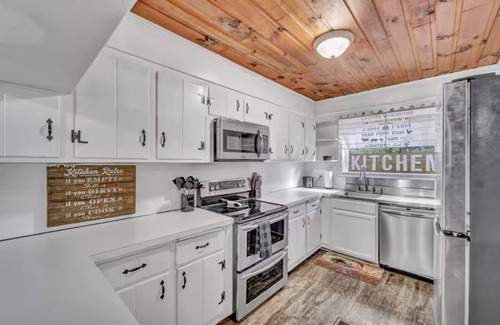 Raleigh House | Peaceful 3BR Farmhouse Dog-Friendly Yard & Near Downtown Raleigh