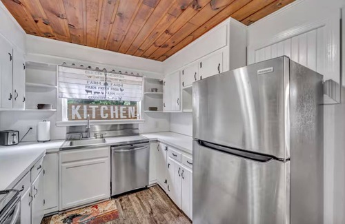 Raleigh House | Peaceful 3BR Farmhouse Dog-Friendly Yard & Near Downtown Raleigh