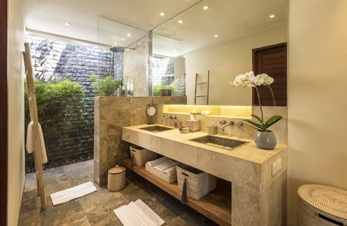 Drupadi Villa | Peaceful 7BR Villa, 3Min Drive To Petitenget Temple! - W/Private Swimming Pool!