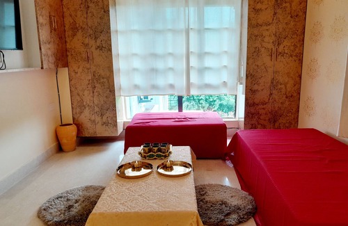 Kolkata Bed & Breakfast | Peaceful and elegant Room in an apartment