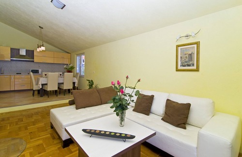 Zrnovnica Apartment | Peaceful and Relaxing Apartment by pool and arbor