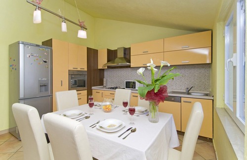 Zrnovnica Apartment | Peaceful and Relaxing Apartment by pool and arbor