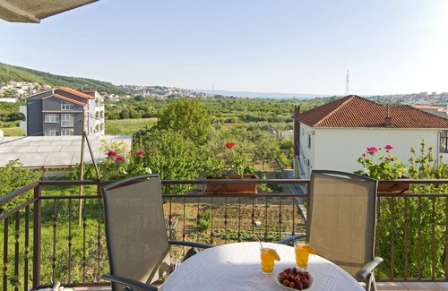 Zrnovnica Apartment | Peaceful and Relaxing Apartment by pool and arbor