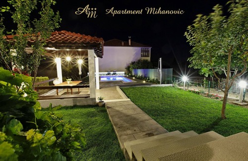 Zrnovnica Apartment | Peaceful and Relaxing Apartment by pool and arbor
