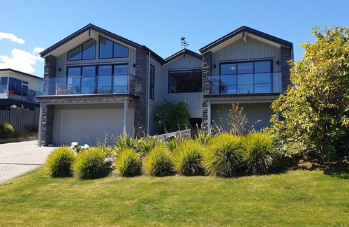 Hilltop Apartment | Peaceful apartment type, 3 mins walk to the water. brilliant location.