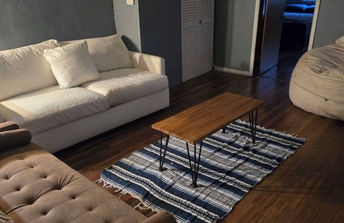 South Side Flats Apartment | Peaceful apartment with AC in Pittsburgh in the historic Southside .