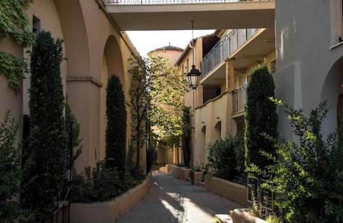 Pont Royal Apartment | Peaceful apartment with a magnificent view.