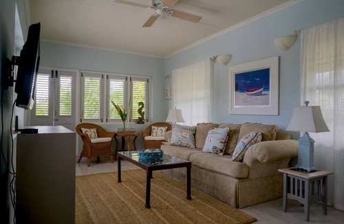 Holder's Hill Apartment | Peaceful apt - pool & gazebo & sea views 5 mins to beach !