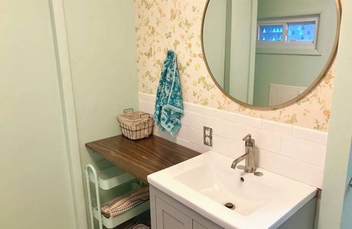 Johnson City Apartment | Peaceful Artsy Studio in Historic 1920's Home- 1 Min to ETSU and downtown JC