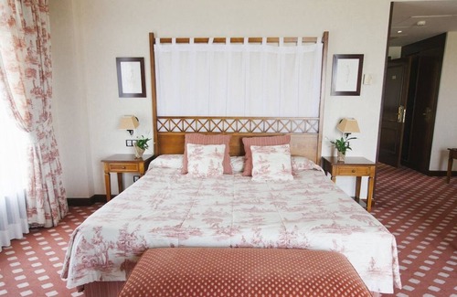 Cebreros Hotel | Peaceful Ávila Stay – Sophisticated Country Charm with On-Site Dining