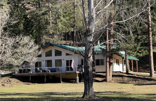Douglas City House | Peaceful & Beautiful Vacation Home- steps away from the river!
