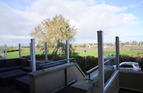 Stavoren Villa | Peaceful boathouse located in a water activity-rich area