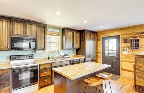 Ardmore Cabin | Peaceful Cabin at Lake Logan w/Spacious Yard!