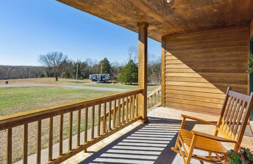 Big Rock Cabin | Peaceful Cabin Retreat on 5 acres - 25 mins from DT Clarksville