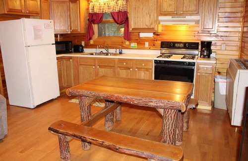 Clarington Cabin | Peaceful Cabin with hot tub, Dog Friendly, 2 Minutes to River