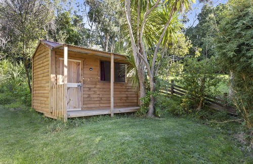 Muriwai Cottage | Peaceful cedar Cottage - 3 minutes to Muriwai Beach