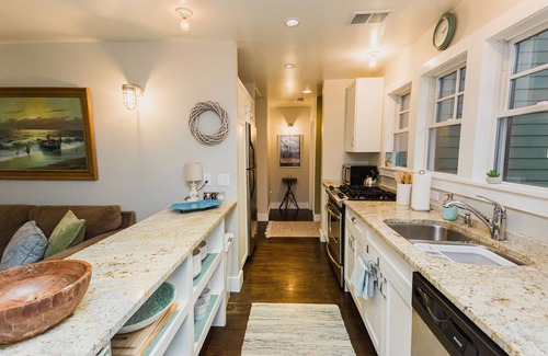 Michigan City Cottage | Peaceful Cottage/Private Parking & Backyard/Strong WiFi/Walk to Sheridan Beach!