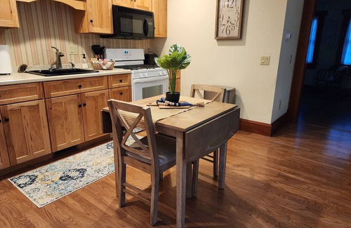 Gambier Apartment | Peaceful Country Garden Suite in the rolling hills of Gambier