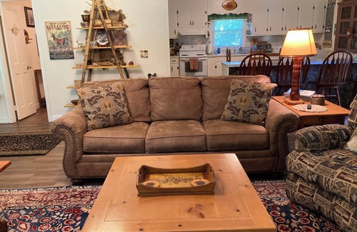 Callands-Gretna House | Peaceful, Country, Pet Friendly Getaway - Minutes from Smith Mountain Lake Dam