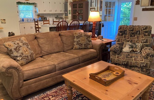Callands-Gretna House | Peaceful, Country, Pet Friendly Getaway - Minutes from Smith Mountain Lake Dam