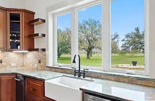 Johnson City House | Peaceful country retreat by Rocky Creek