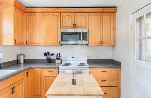Glen Allen House | Peaceful & Cozy 2 BR Unit with Large Fenced Backyard-Family & Pet Friendly