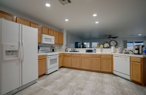 Henderson House | Peaceful & Cozy 3 Bed with Hot Tub!
