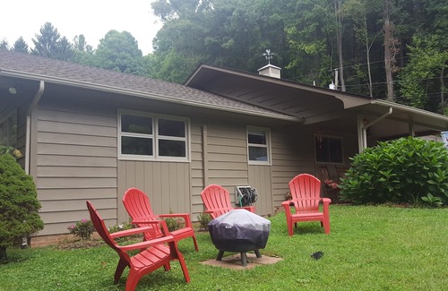 Waynesville House | Peaceful, cozy, creekside and squeaky clean!