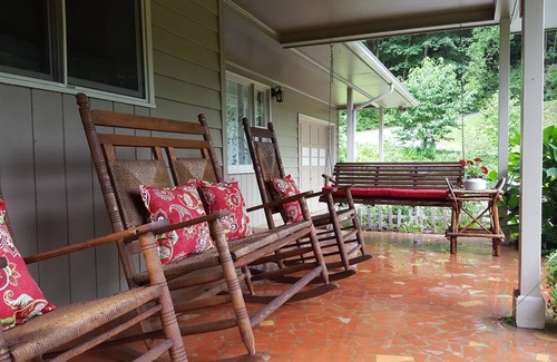Waynesville House | Peaceful, cozy, creekside and squeaky clean!